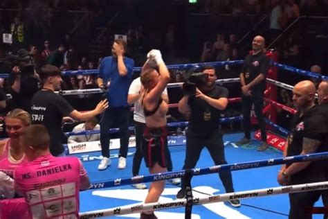 onlyfans fighters flash crowd|OnlyFans Model Flashes Crowd After Boxing Win, Receives。